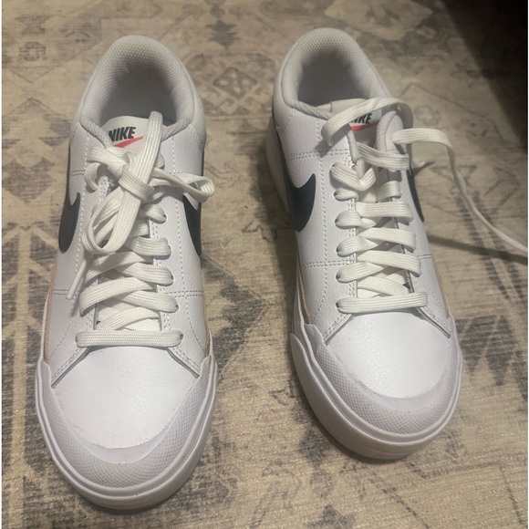 Nike Sneakers Women’s size 7.5 - Picture 3 of 3